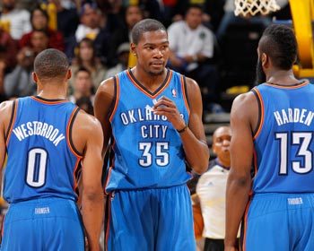 篮球CBA赛场出现冲突，裁判提前终止比赛（CBA赛场爆发冲突，裁判提前吹停比赛）