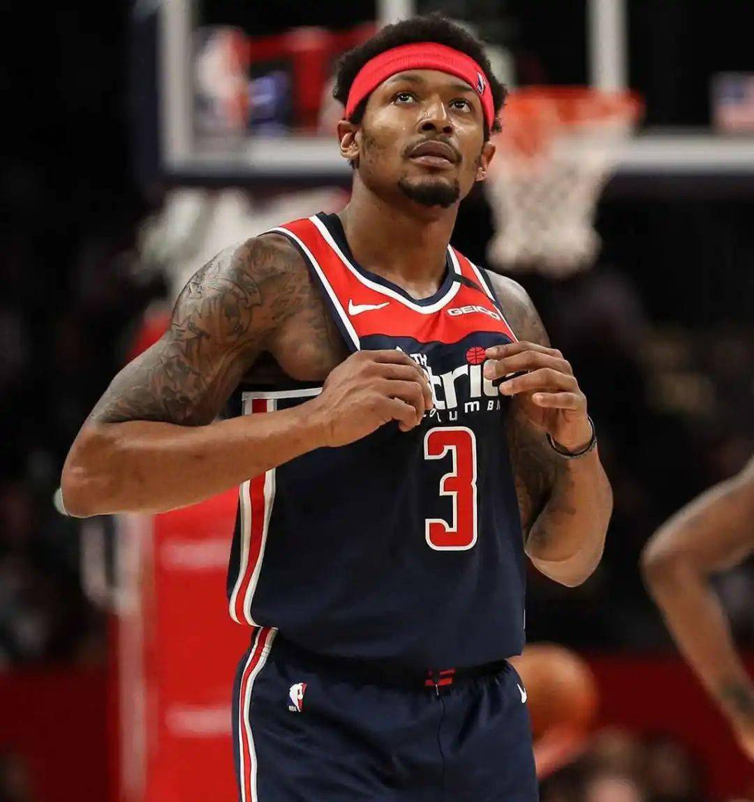 篮球火箭主力后卫被评为月最佳球员（火箭队首发后卫当选本月最佳球员）