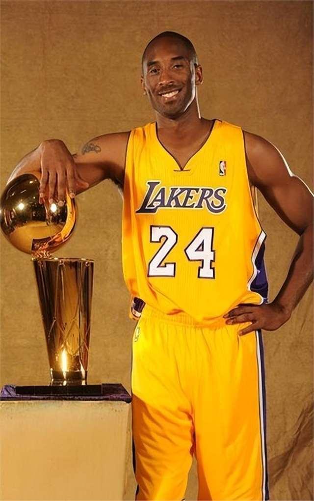 诺里斯与幸运符Amelia炸鸡店约会获F1冠军（诺里斯携幸运符Amelia在炸鸡店约会后夺得F1首冠）